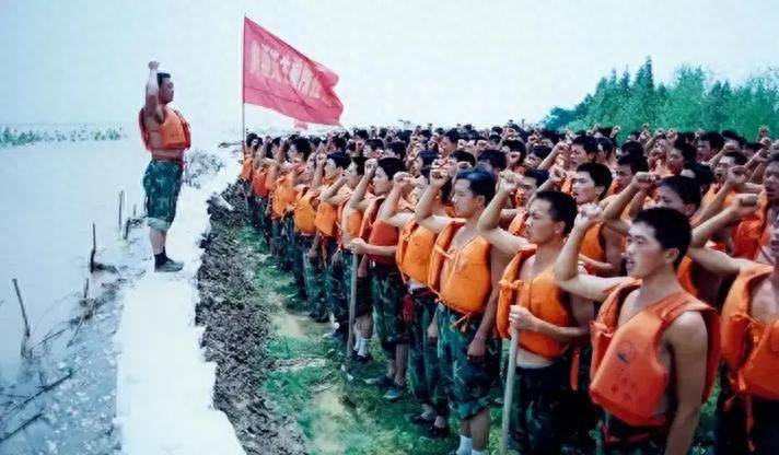98年洪湖大堤突然决口,镇书记急中生智:别怕,解放军救我们来了
