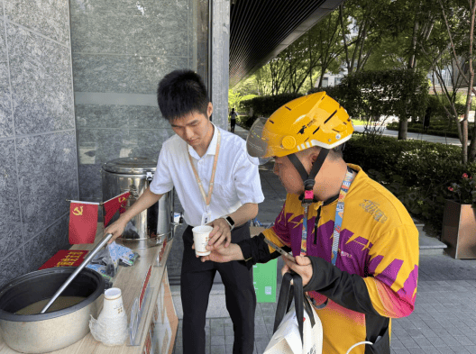 一碗凉茶解暑气 点滴关怀送温情(图3)