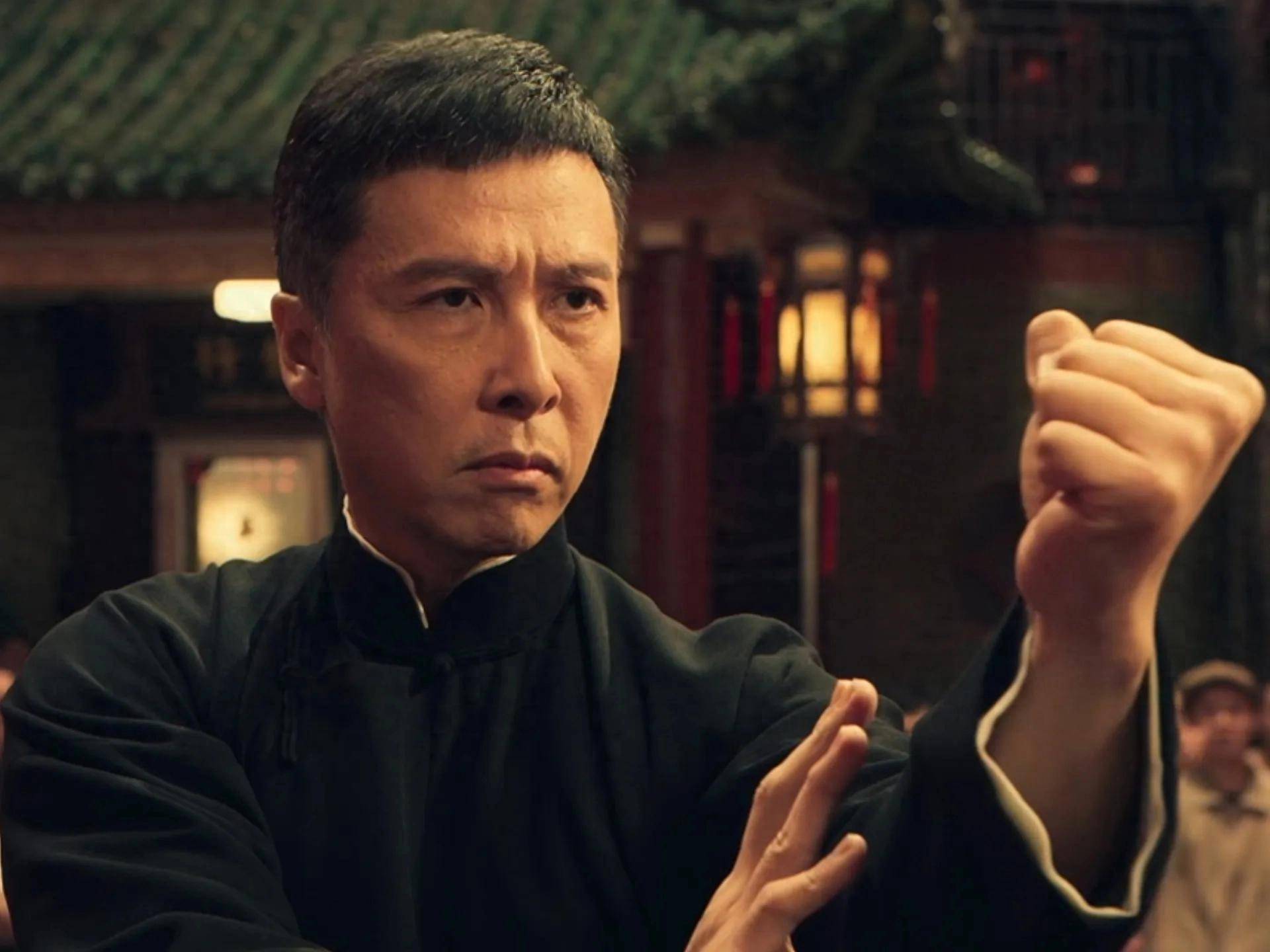 比如说,叶问在1964年时已经71岁了,但甄子丹在电影里还是以中年人的