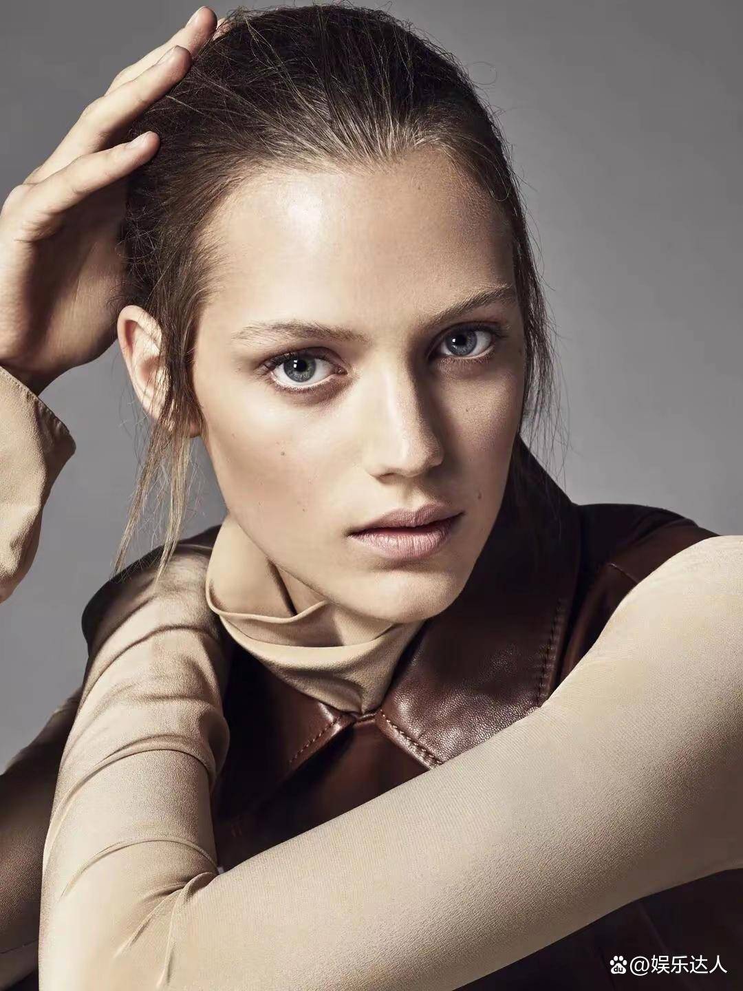 14岁出道,美到出圈!超模艾瑟·希施的开挂人生