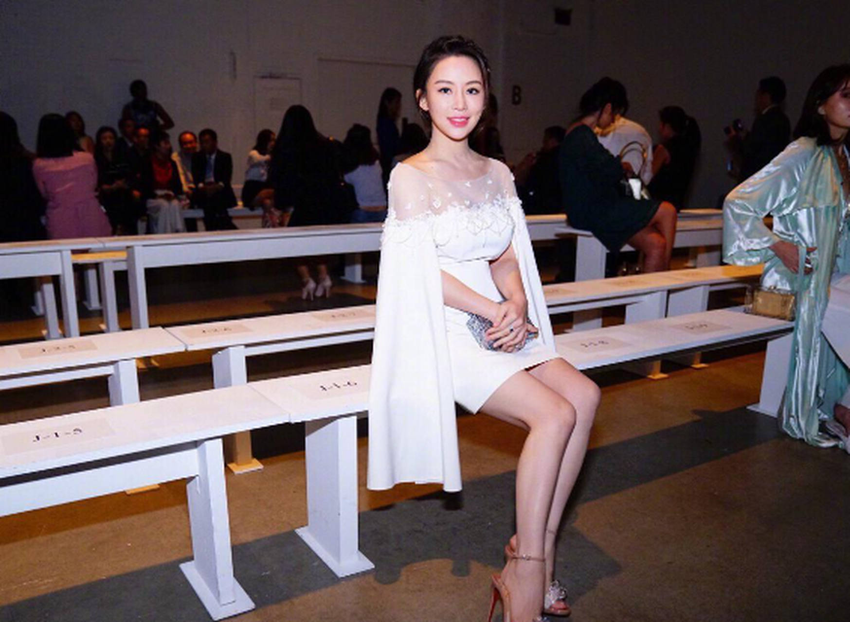 43岁潘晓婷现状,皮肤白嫩身材火辣,看完照片才知道为何无人敢娶