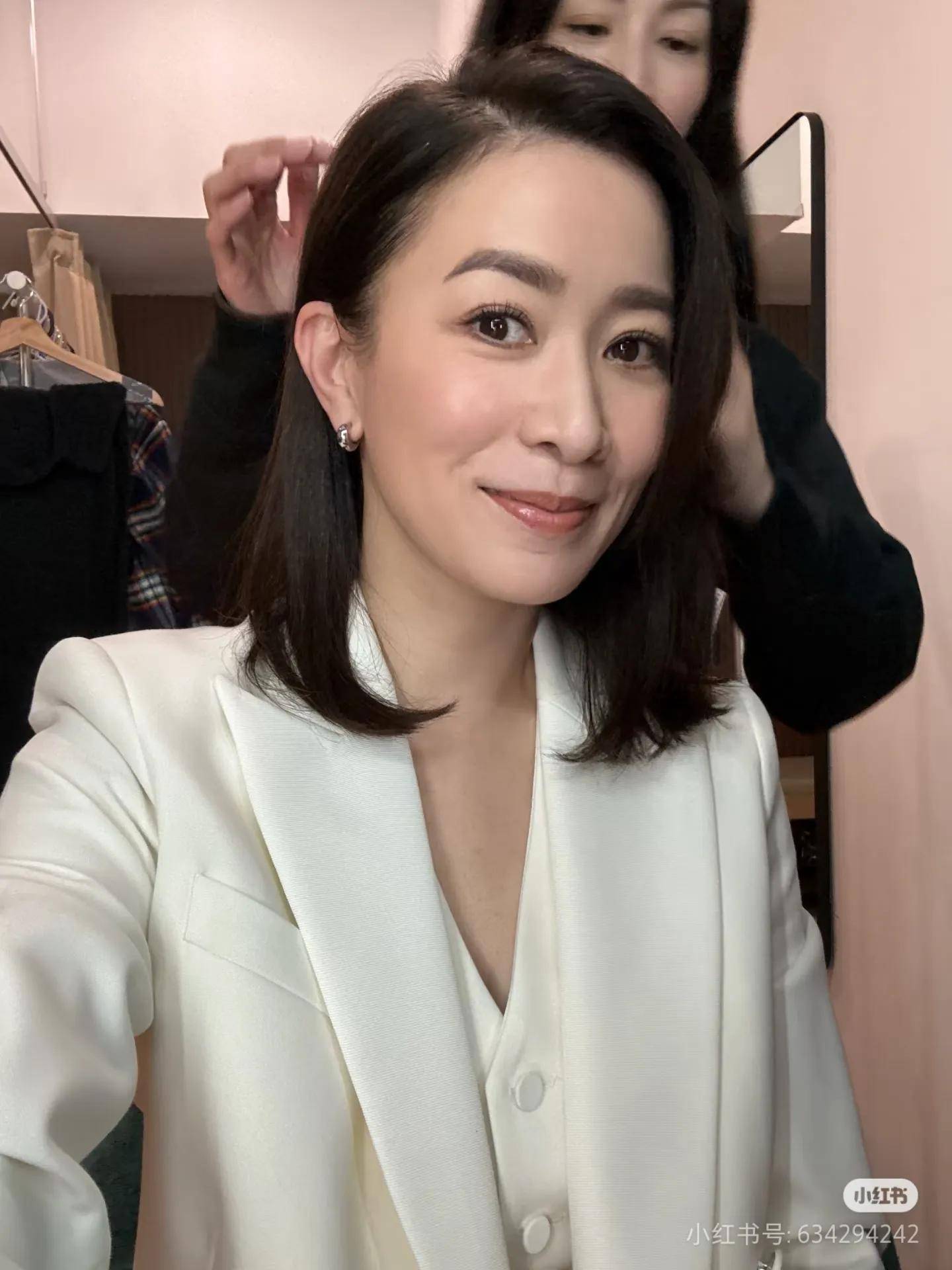 佘诗曼晒出自我最新写真照——有一种工作风格叫我的风格_搜狐网, image size:1440x1920