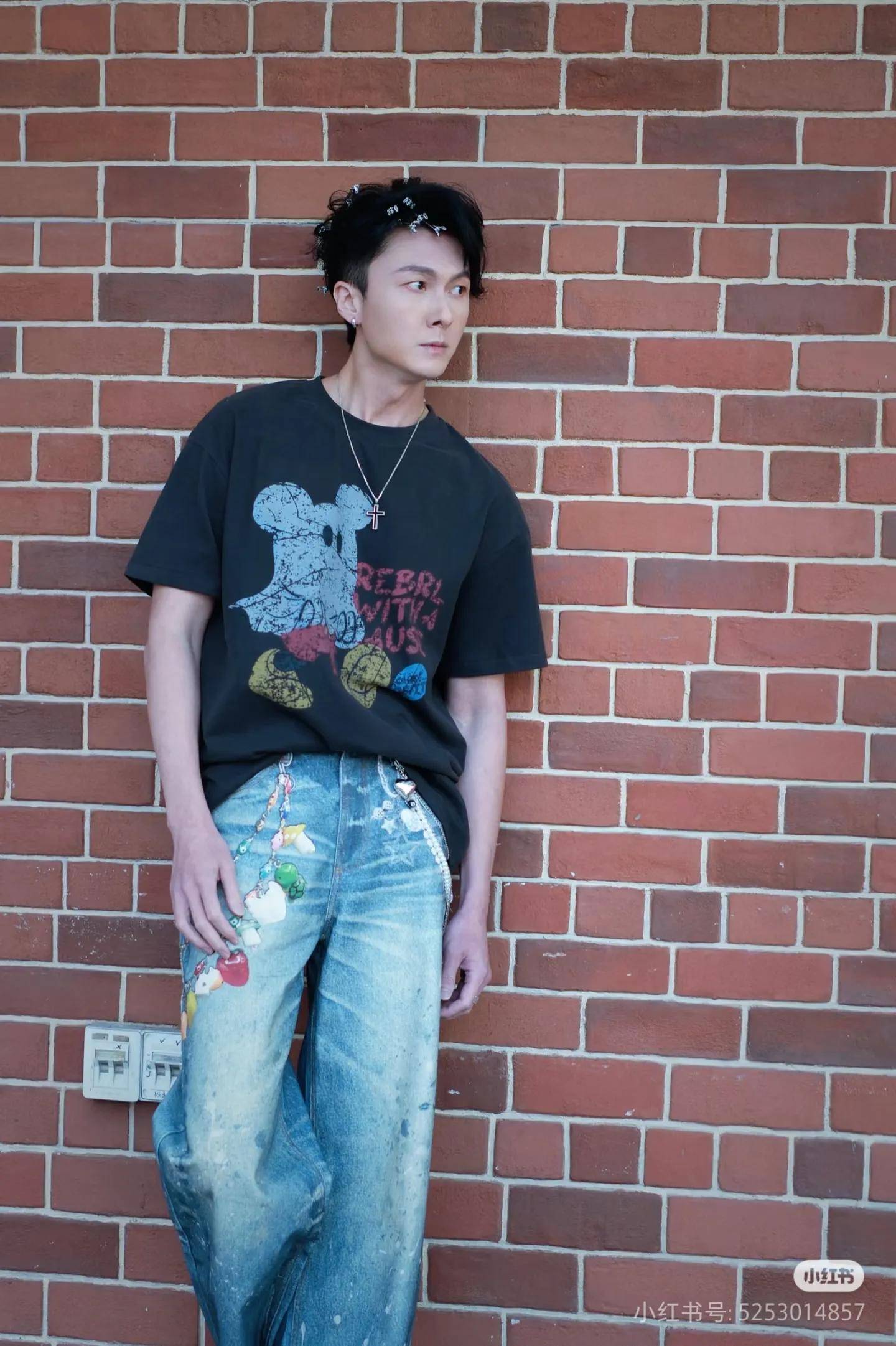 原创王浩信晒出自我最新写真照这是我的酷型风格