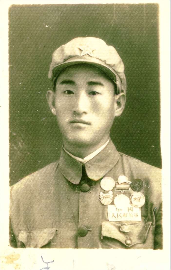 老照片:五十年代军人照片,都是赠送给朋友的,现在流落到旧书摊