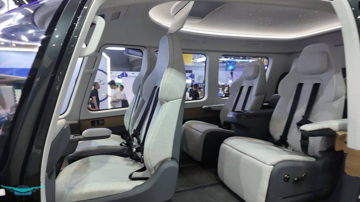 沃飞长空携AE200 eVTOL全新座舱亮相2025国际低空经济博览会_搜狐汽车_搜狐网