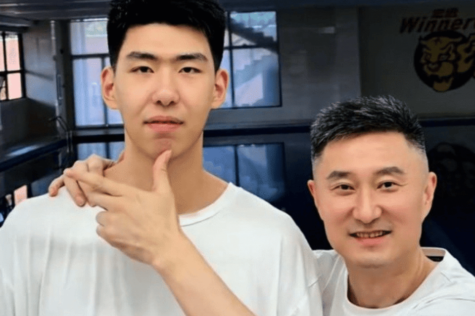 将相和!宏远全队为杜锋庆生徐昕红脸主动祝福,杜指导鼓励:好好加油!