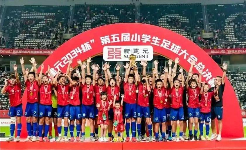 李玮锋复出执教夺冠：足球小将U12赛事的逆袭传奇