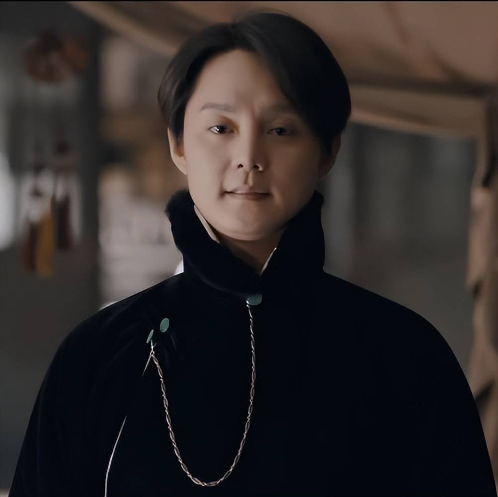 特别是在电影高潮部分,他那通电话亭内的痛哭哀嚎,伴随着《一剪梅》的