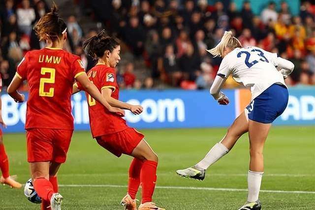 中国女足勇敢挑战欧洲冠军英格兰：一场勇气与决心的较量