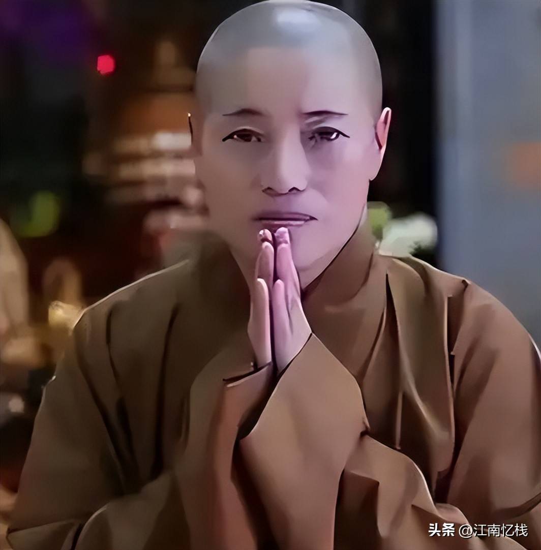 而在定慧寺,晨钟依然响起,可它再也无法掩盖那背后的