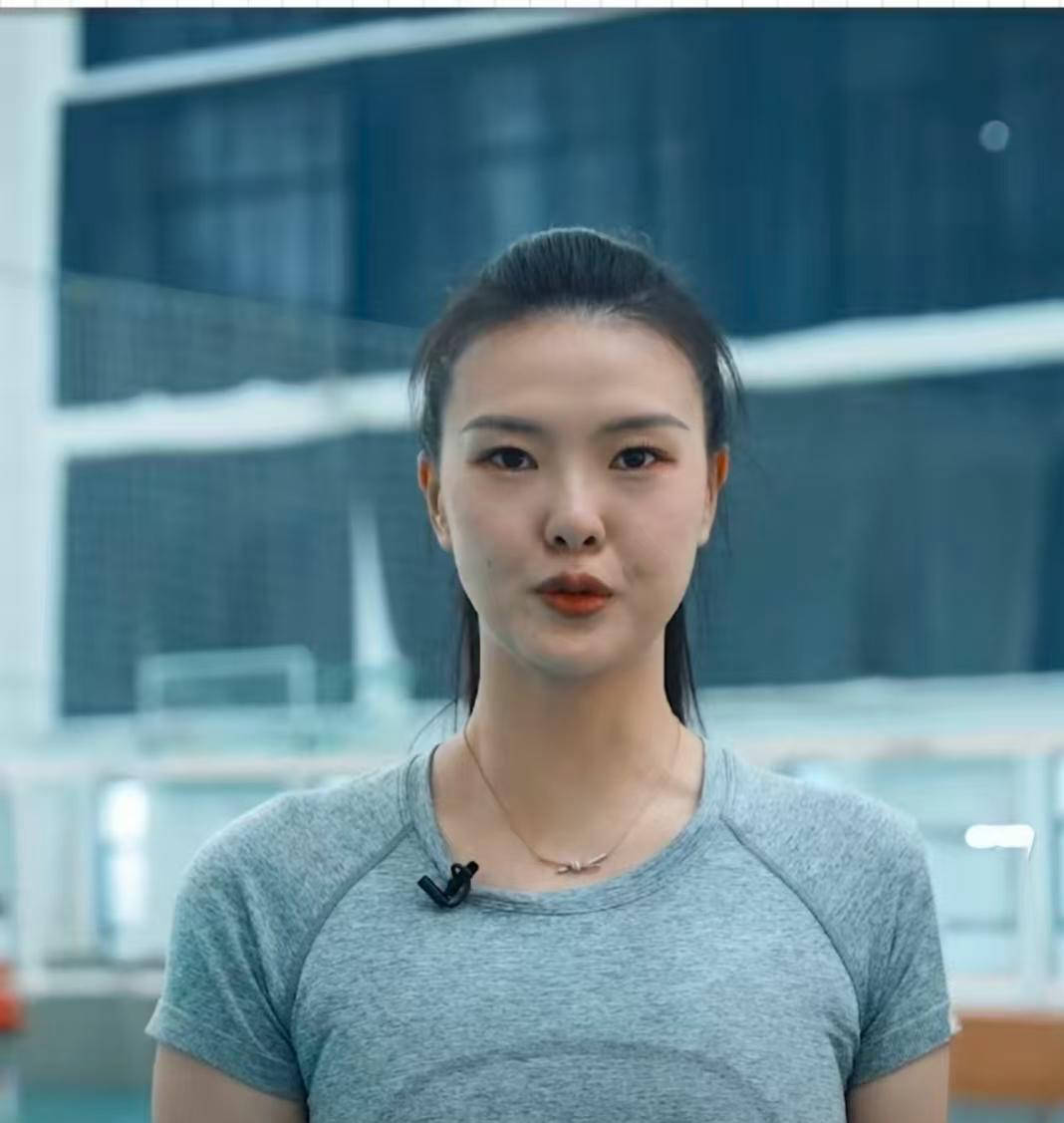 张常宁亮相遛狗穿无痕裤,澄清怀孕传闻