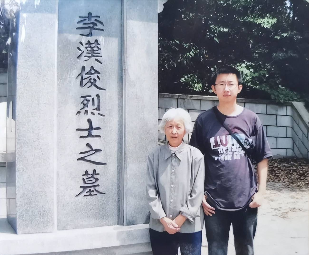 李汉俊对此并不在意,他常常笑着解释道:"我穿得简单些,便于与工人们