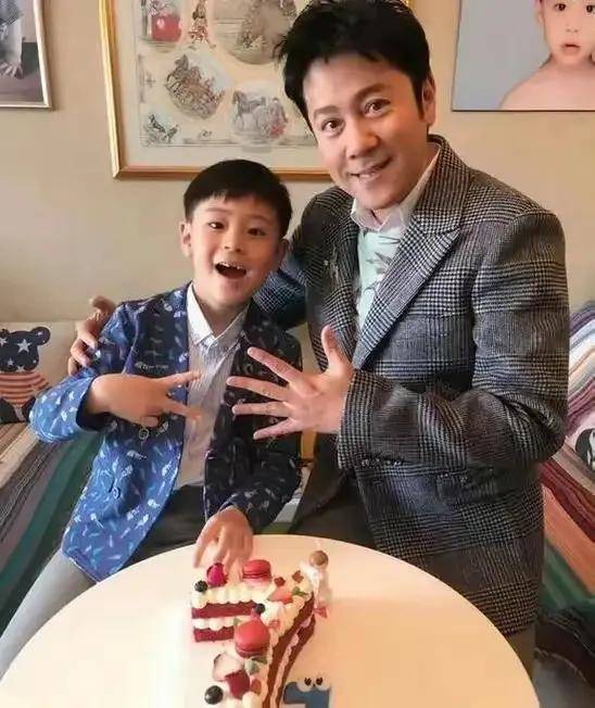 56岁蔡国庆妻子身份曝光,竟是低调富婆气质出众还把儿子教得优秀 - 娱乐八卦