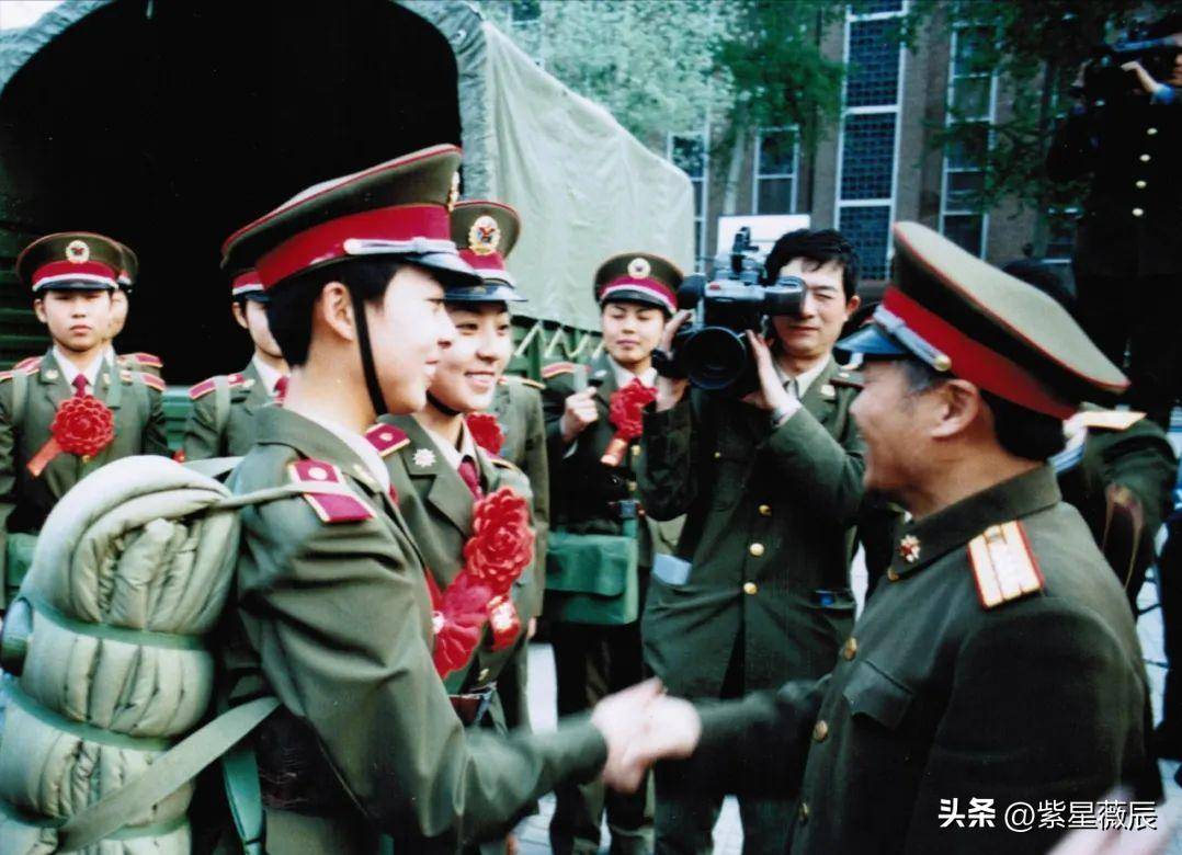 当年,那对在阅兵仪式上爆火的最美双胞胎女兵,后来去哪里了?