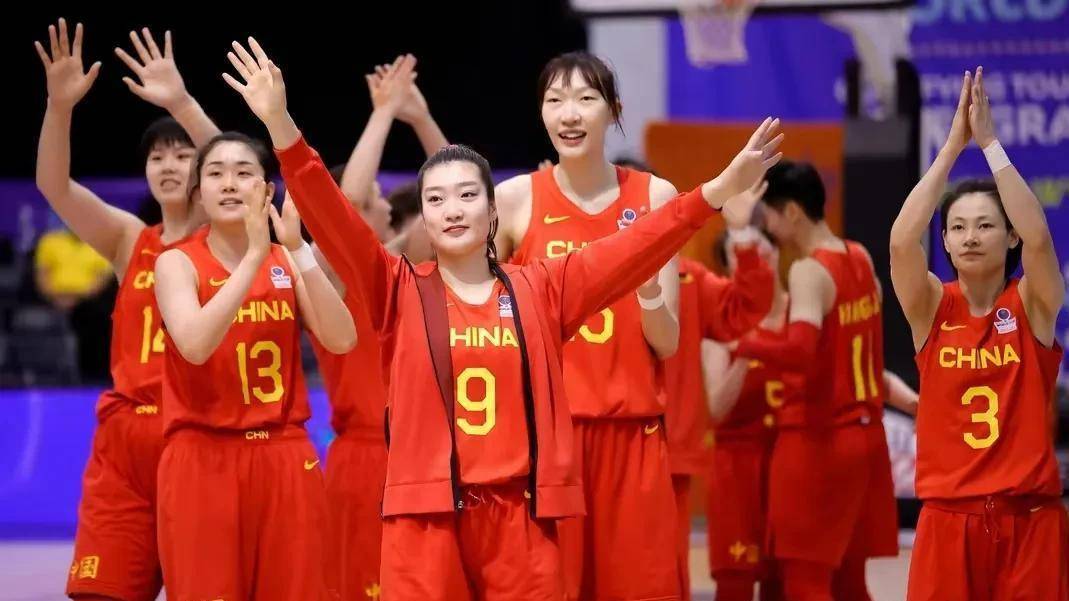 中国女篮集训争议升级：宫鲁鸣铁腕留任，李梦李缘新动态曝光