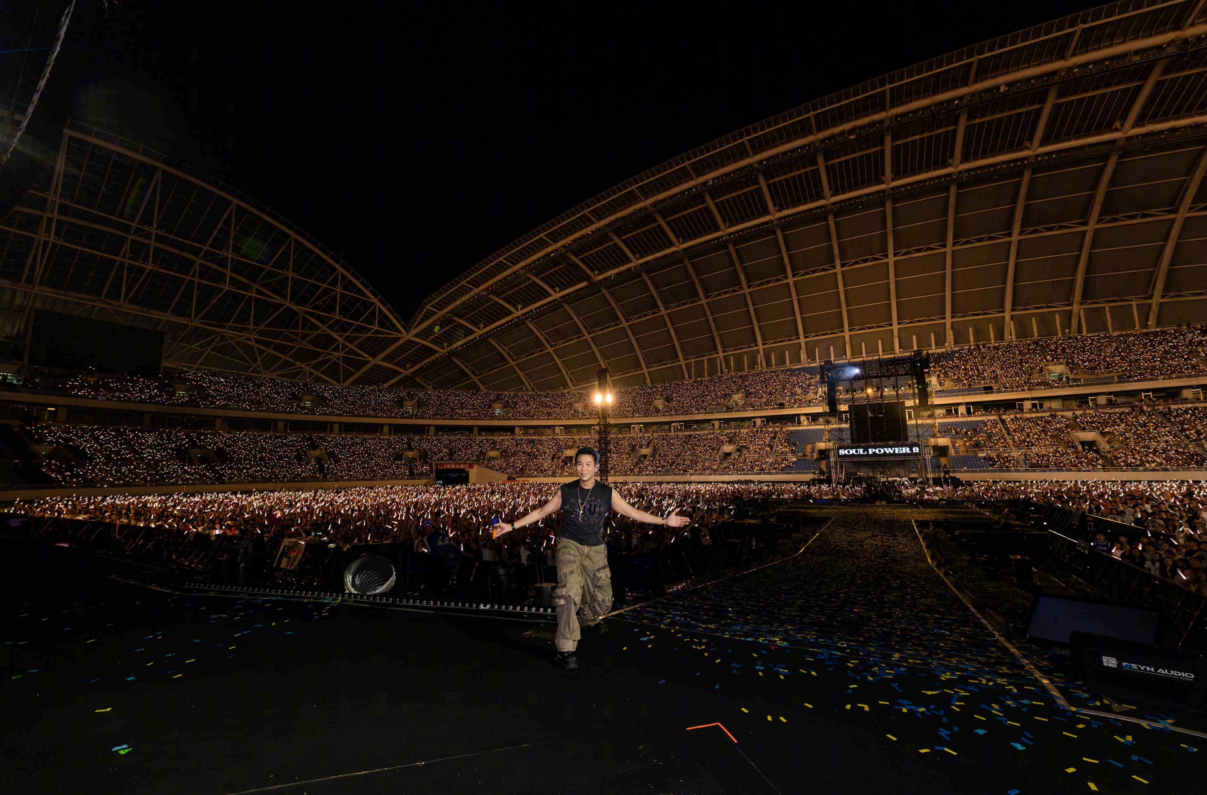 陶喆演唱会引热议!内场观众全程站立,扰乱秩序与视线