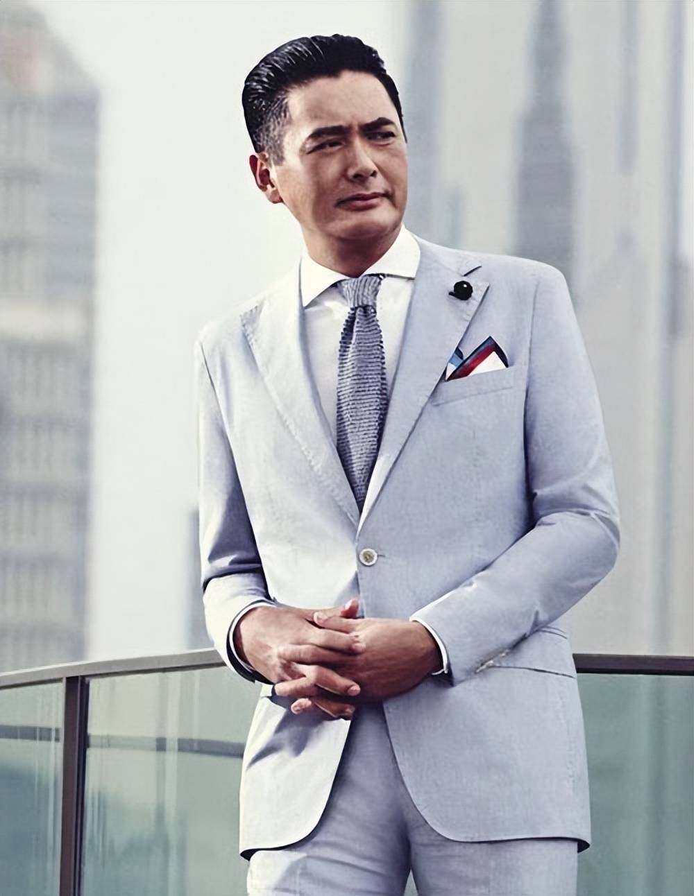 周润发花白胡子,又高又瘦像根竹,尽显老态