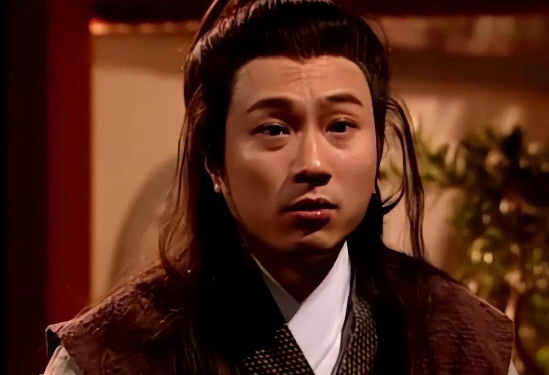 作为唯一一位女性演员反串饰演周伯通,刘嘉玲在电影中的表现令人眼前