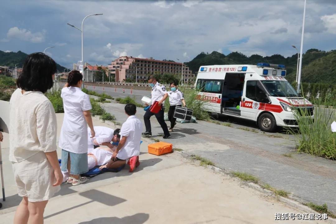 三都县人民医院开展溺水急救实战演练