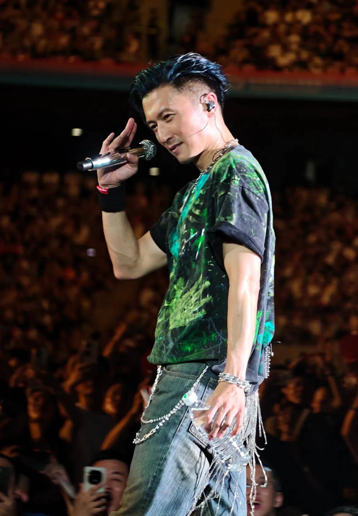 谢霆锋杭州演唱会vr蝴蝶秀:当浪漫成为一场精心策划的"科技告白"