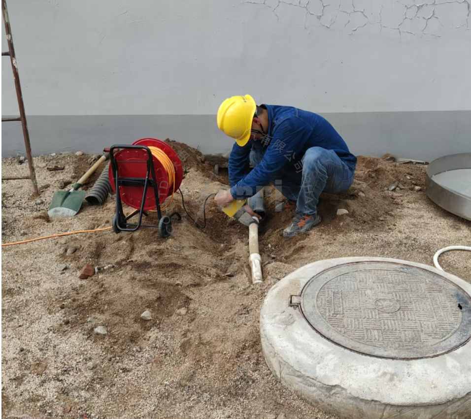 团队深入现场,根据实际制定高效的高压室电缆沟除湿方案,施工注重细节