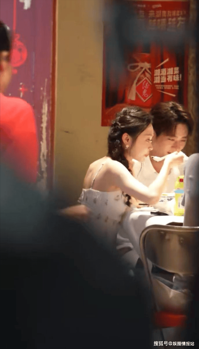 白敬亭"女友"宋轶被拍与丞磊互抹奶油!