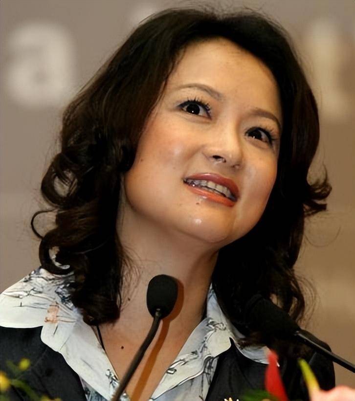东方卫视名嘴袁鸣,现53岁的她明显有些发福了,昔日的女神感全无