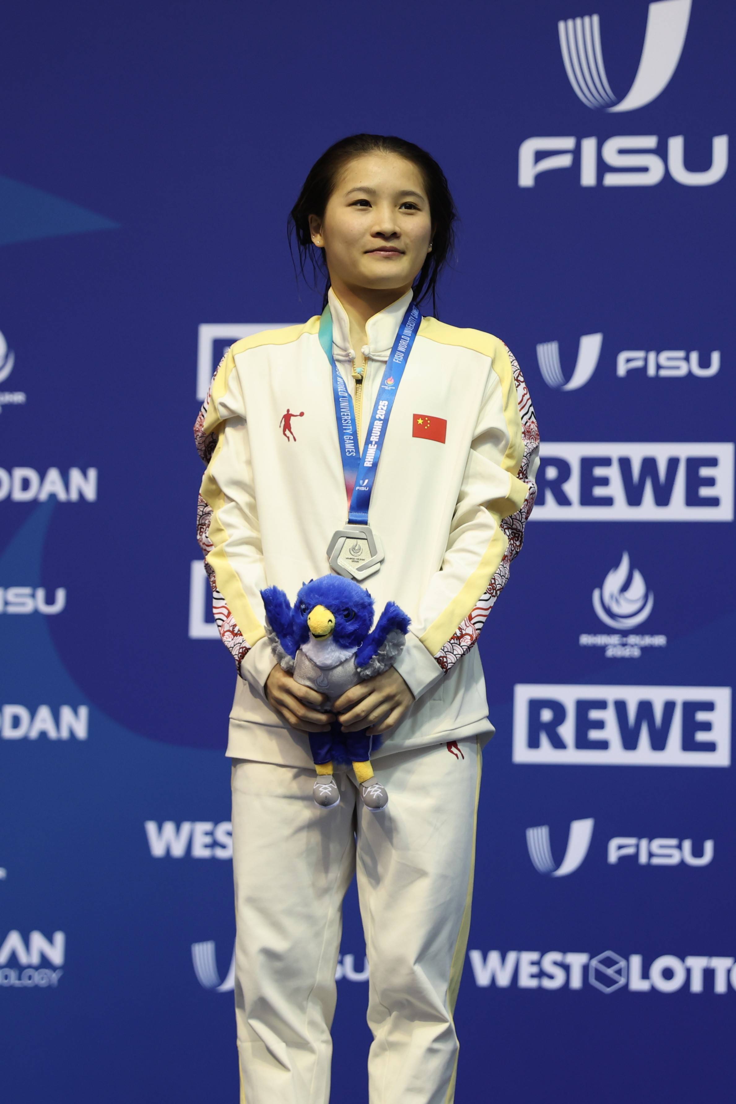 —跳水:卢为,王伟莹获得女子10米台冠亚军