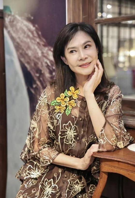 俞小凡,原名张兴蕙,1964年出生于台湾.不同于很多演员的成名之