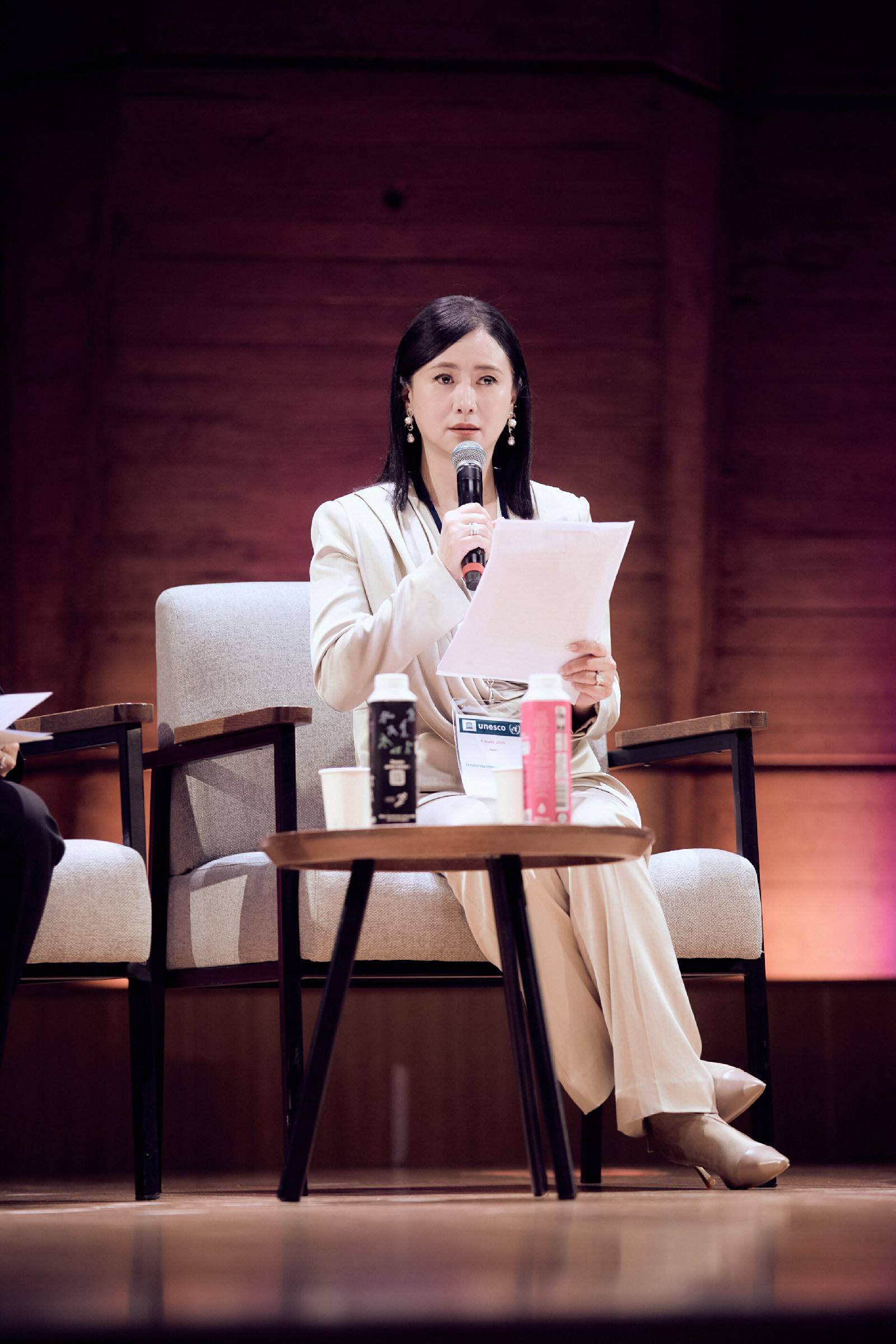 翁虹在景区跳舞再现"猫妖"形象!56岁的她风韵不减,反而更迷人