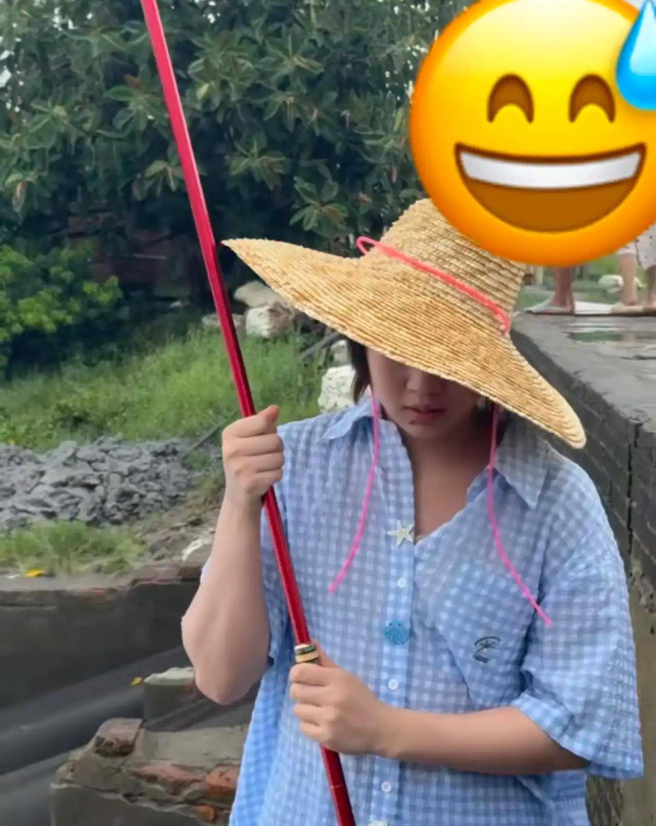 全红婵打扮甜美在水边捞鱼面容消瘦引网友担心游泳