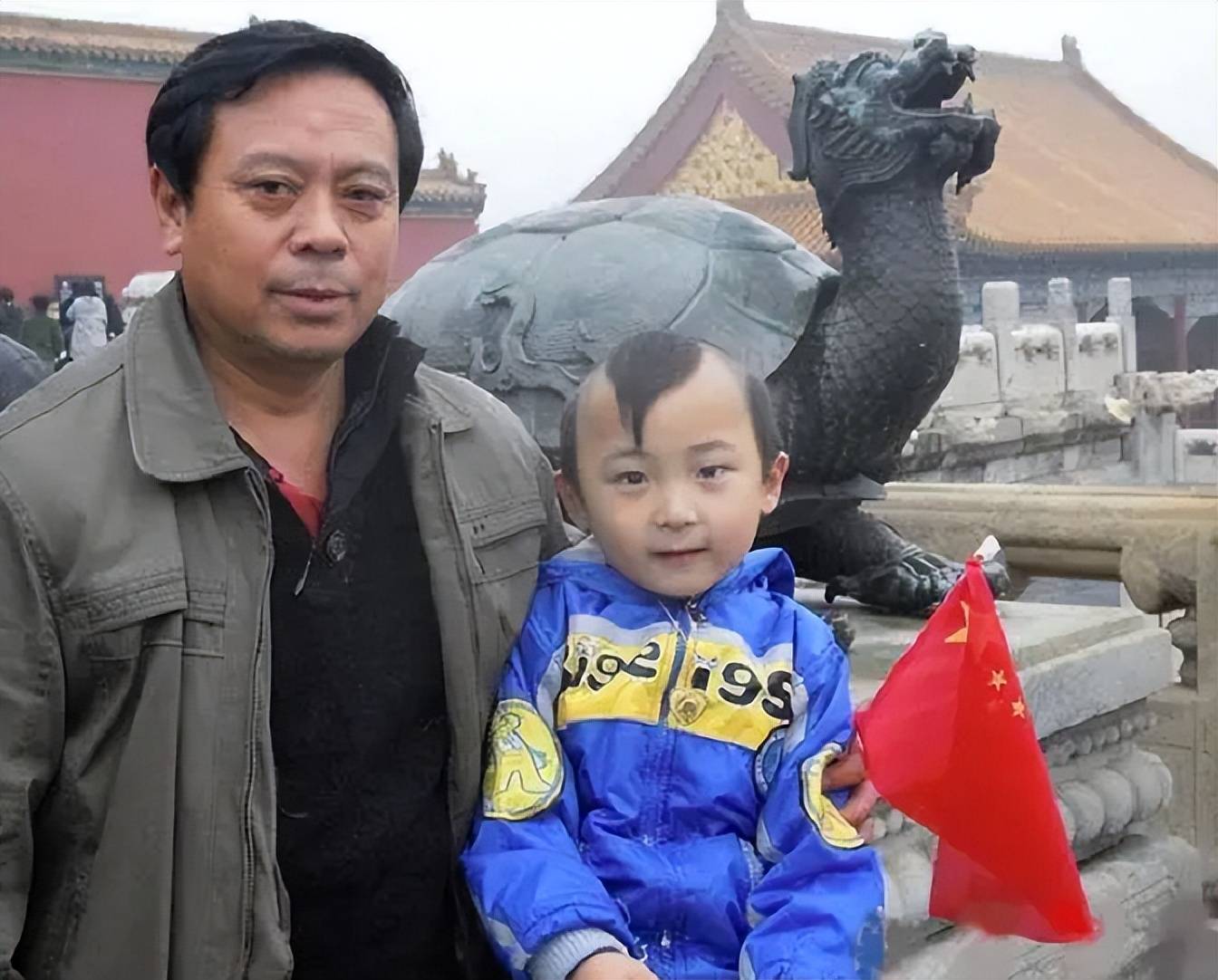 邓鸣贺:6岁登上春晚,八岁就离开人世,被父母榨干的摇钱树