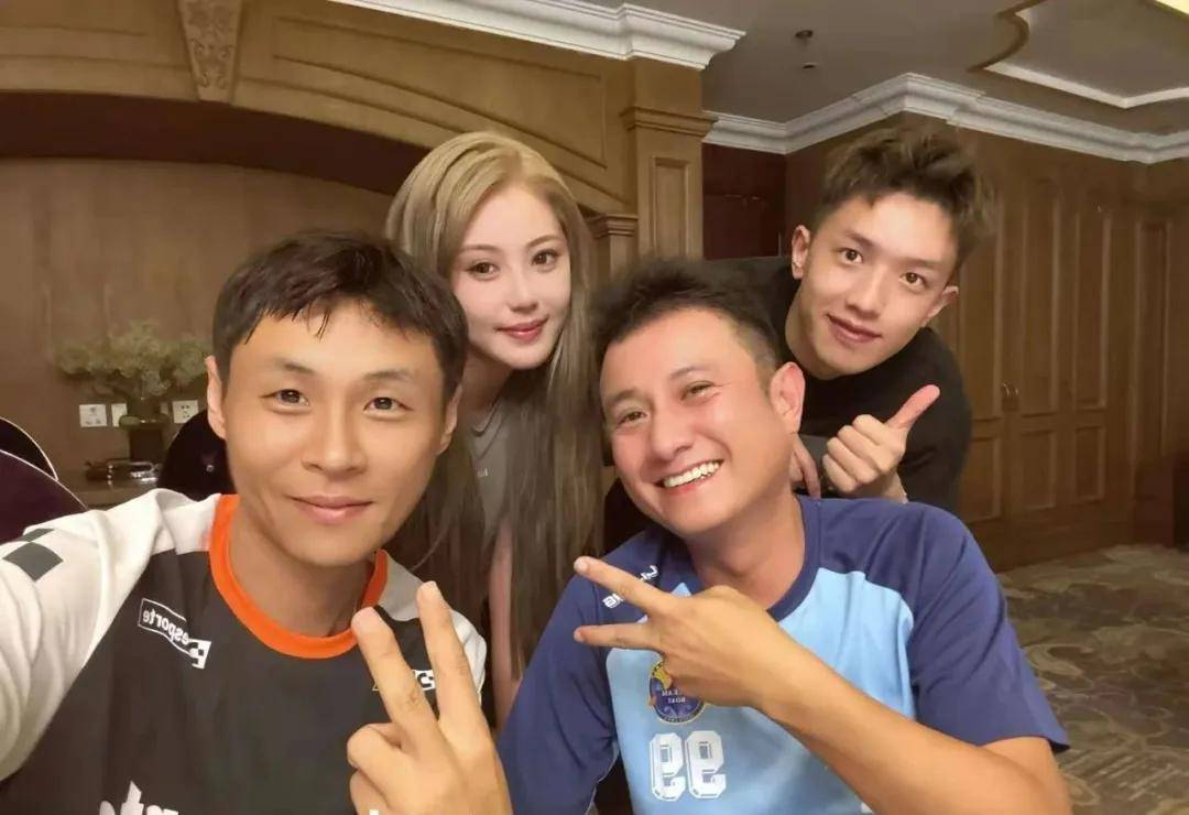 朋友之间戴戒指的戴法__朋友的戒指带哪里