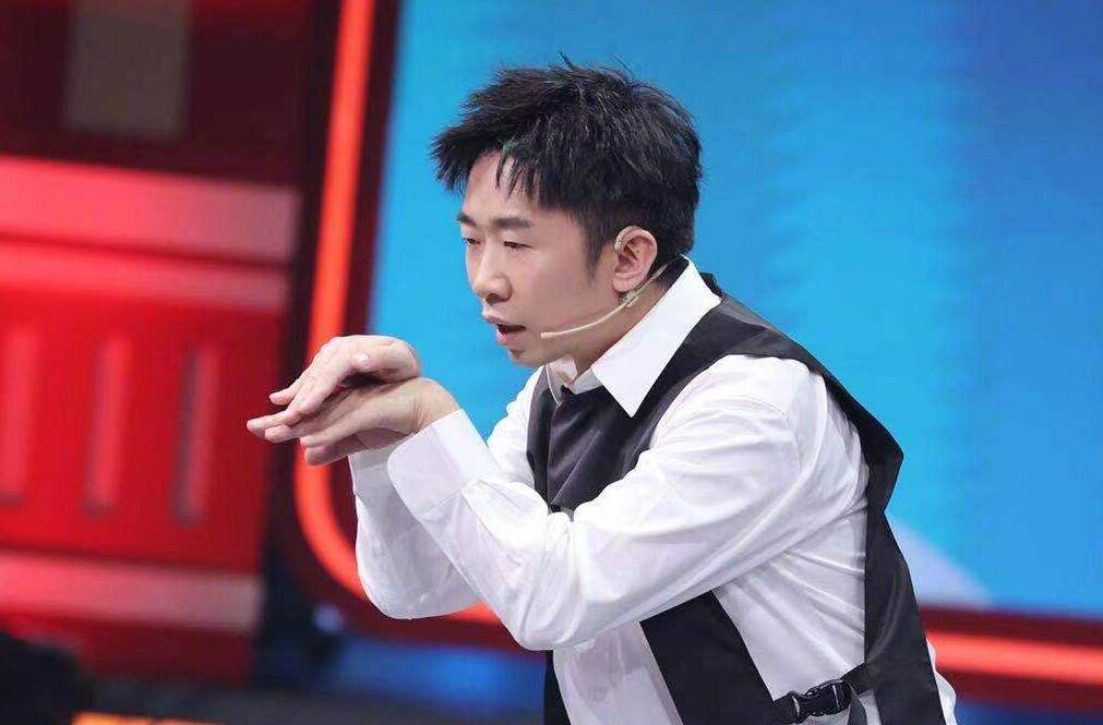 宋亚轩的采访不仅尴尬了吴彤，还尴尬了自己，只有杨迪是最开心的 