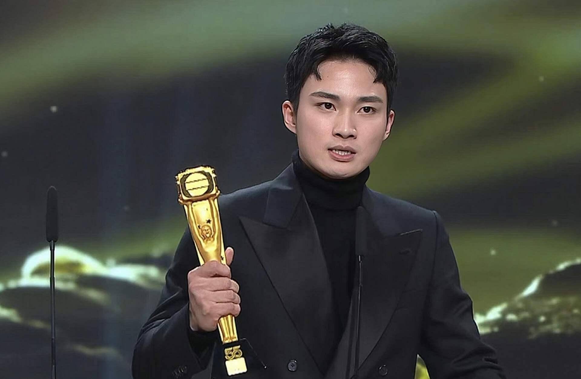 tvb男星周嘉洛在街上打赤膊,穿肉色内裤拍戏,引超百人围观