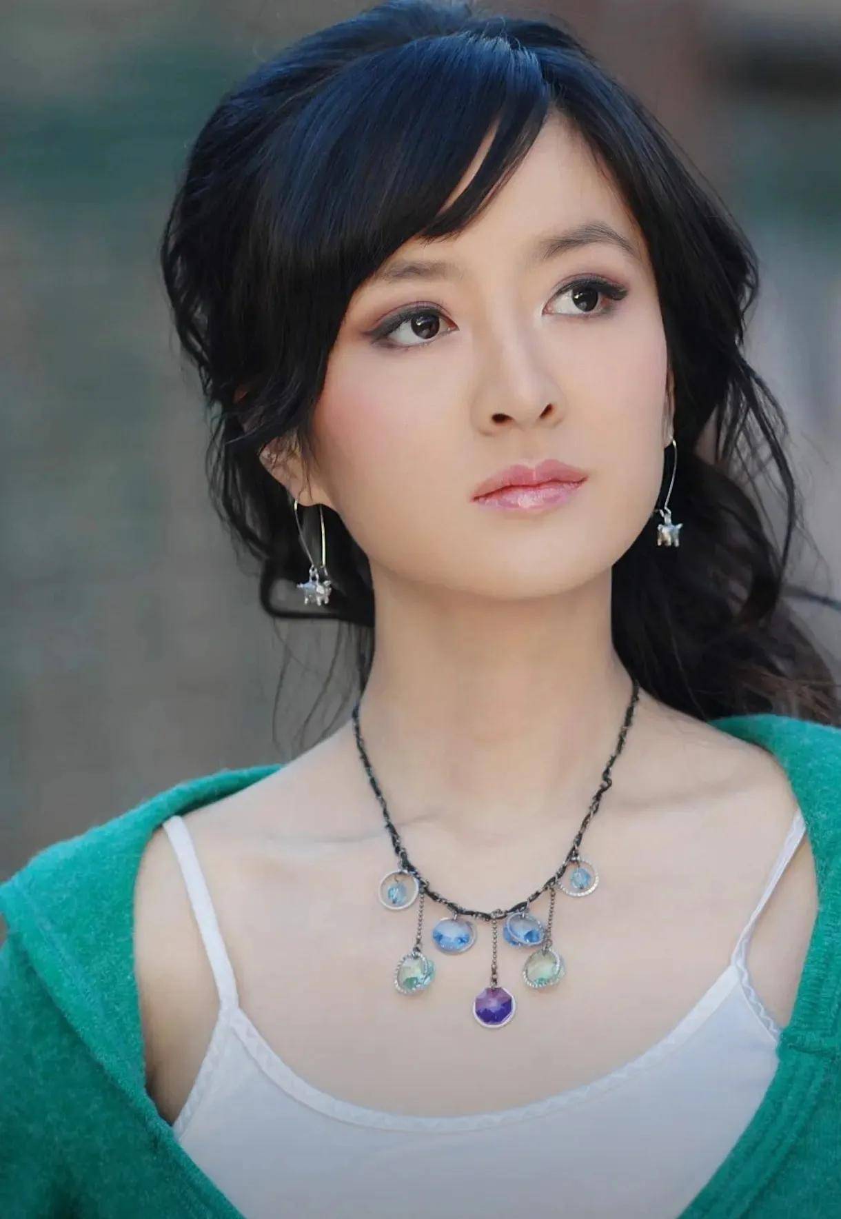 冯鹏:当过老师,娶大美女为妻,结婚5年没娃很心焦