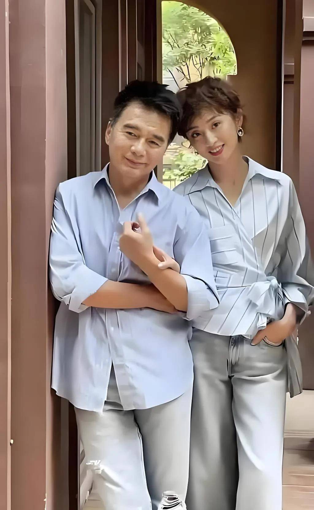 许亚军一婚妻子离世与何晴遗憾离婚四婚娶娇妻不变心