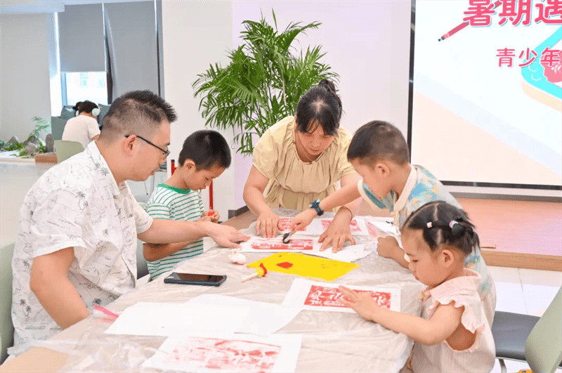 印染时光 童心传承&mdash;&mdash;仁和党服开展非遗拓印探索之旅
