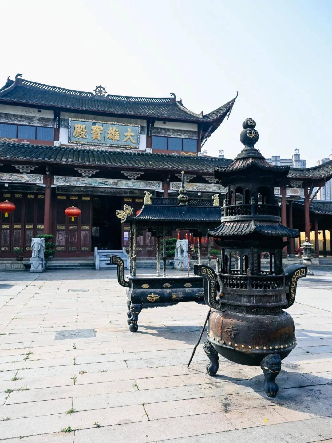 大雄宝殿前有两棵银杏树,听说已经活了上千年