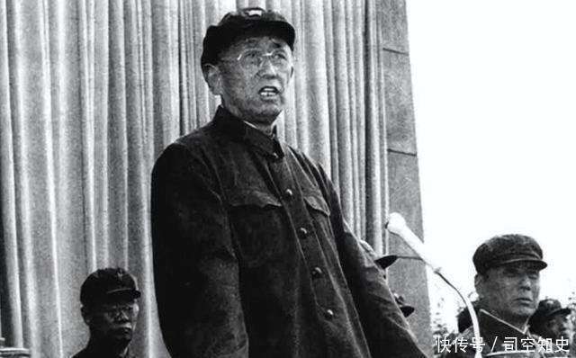 第63陆军指挥官Zheng Weishan看着街道，发现其中一名囚犯对他很熟悉。他说：停下