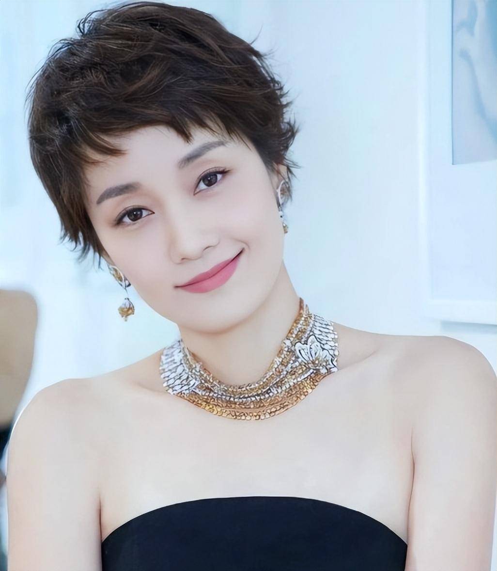 文章牵手小女友逛超市,女方偎依肩头甜蜜撒娇,身材出众胜马伊琍