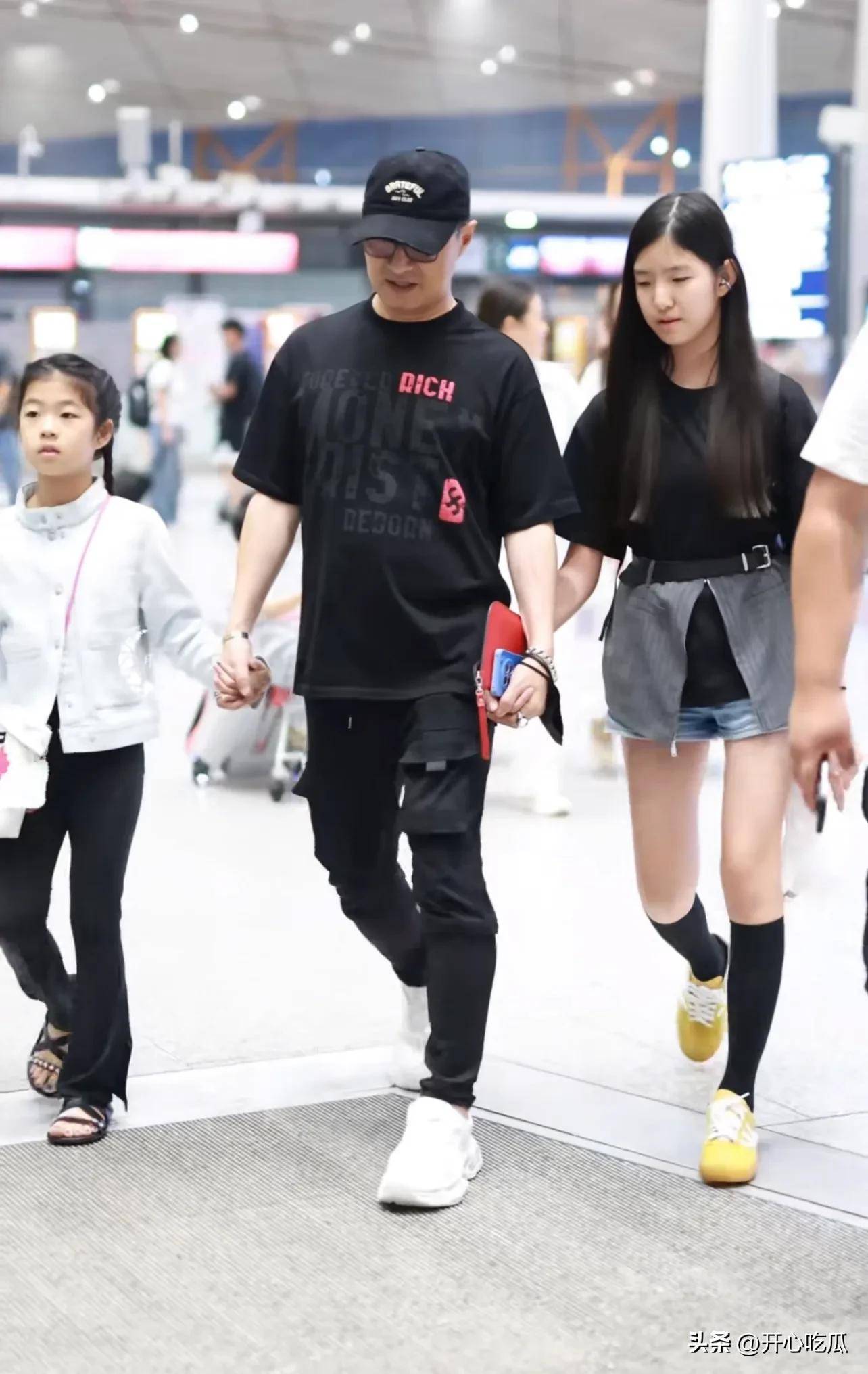 大女儿小苹果原名汪曼熙自小便称章子怡为妈妈与生母葛荟婕几乎