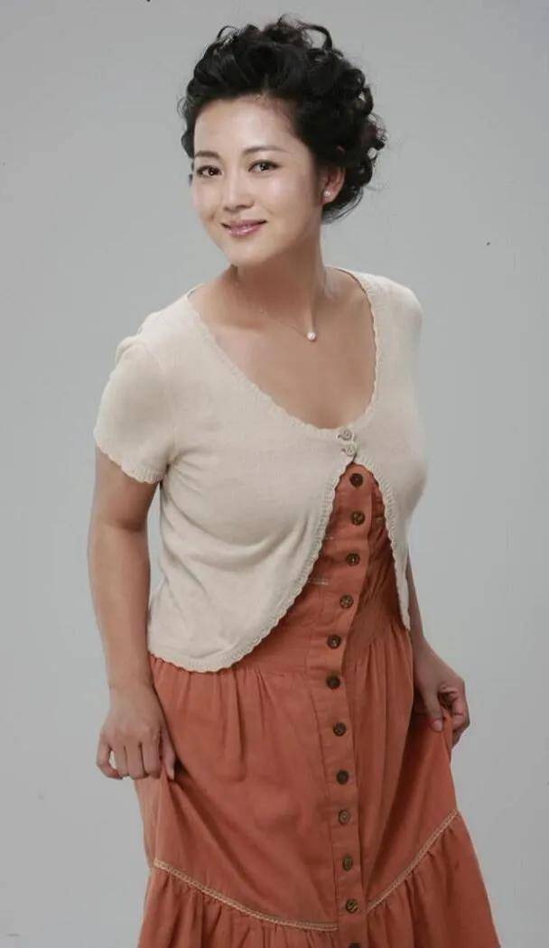 王茜华与周京离婚20年,她嫁导演舍命产子,他娶小6岁知识女性!