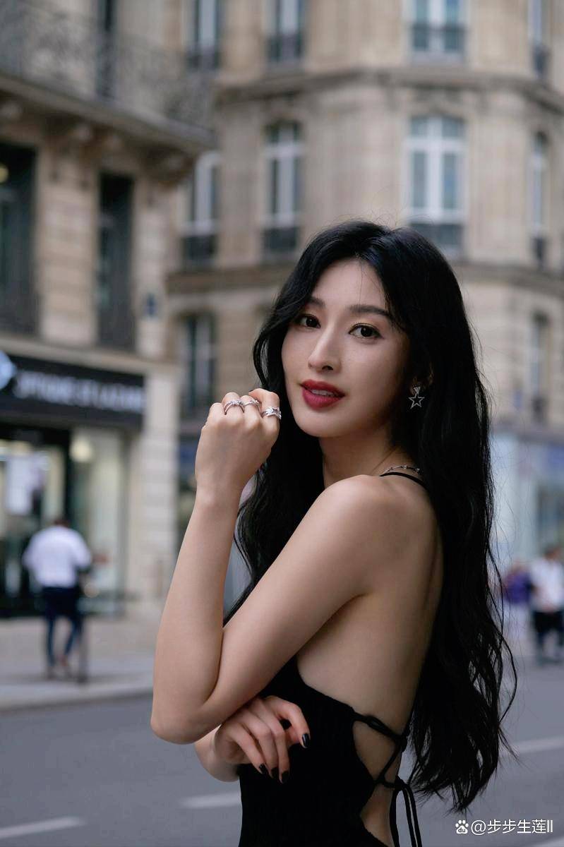 腿像电线杆一样长,40码的脚既小巧玲珑,又大气有范,演员张俪