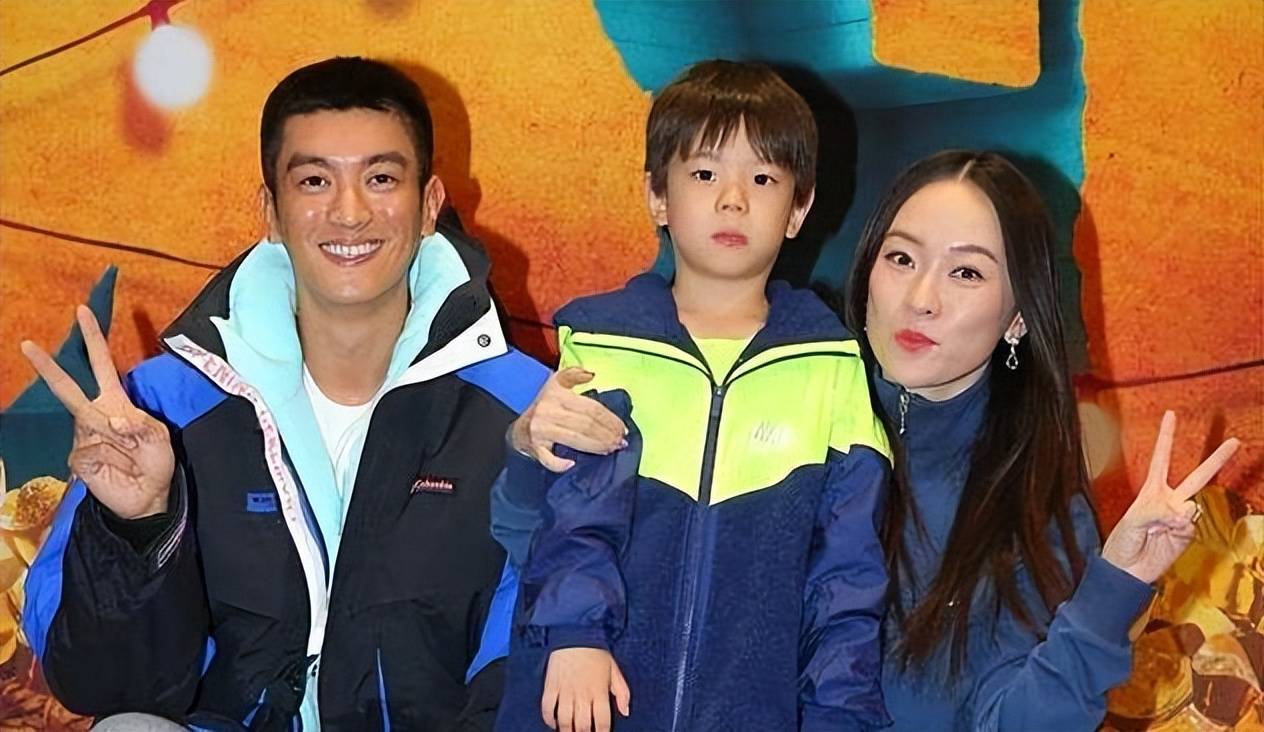 杜江霍思燕一家四口同框,嗯哼推3个行李箱,女儿身高接近哥哥