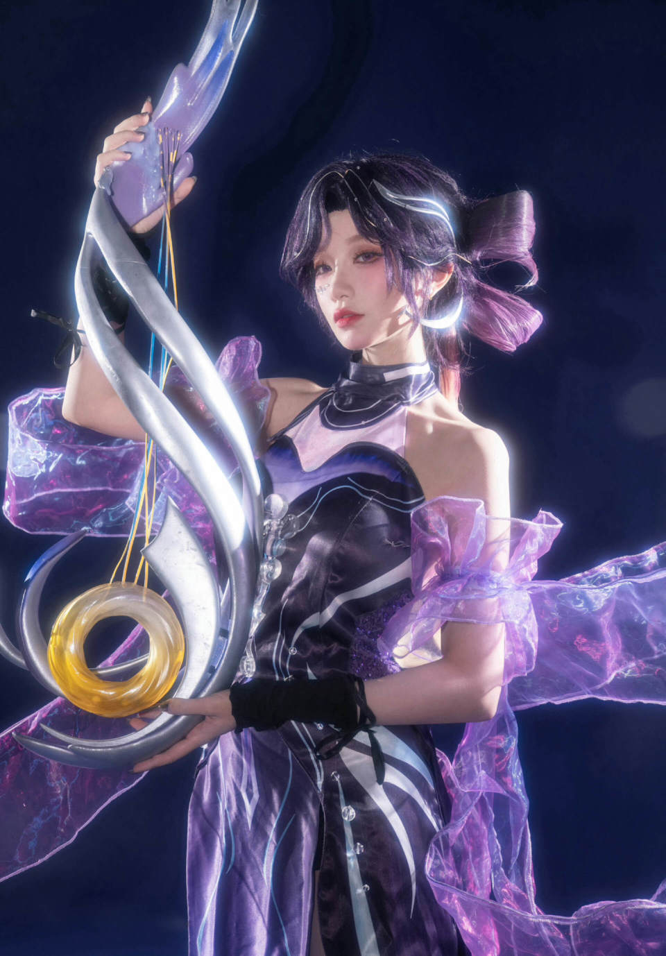 杨冰怡cos小乔,身穿白紫旗袍,头戴魔法帽,造型超级还原