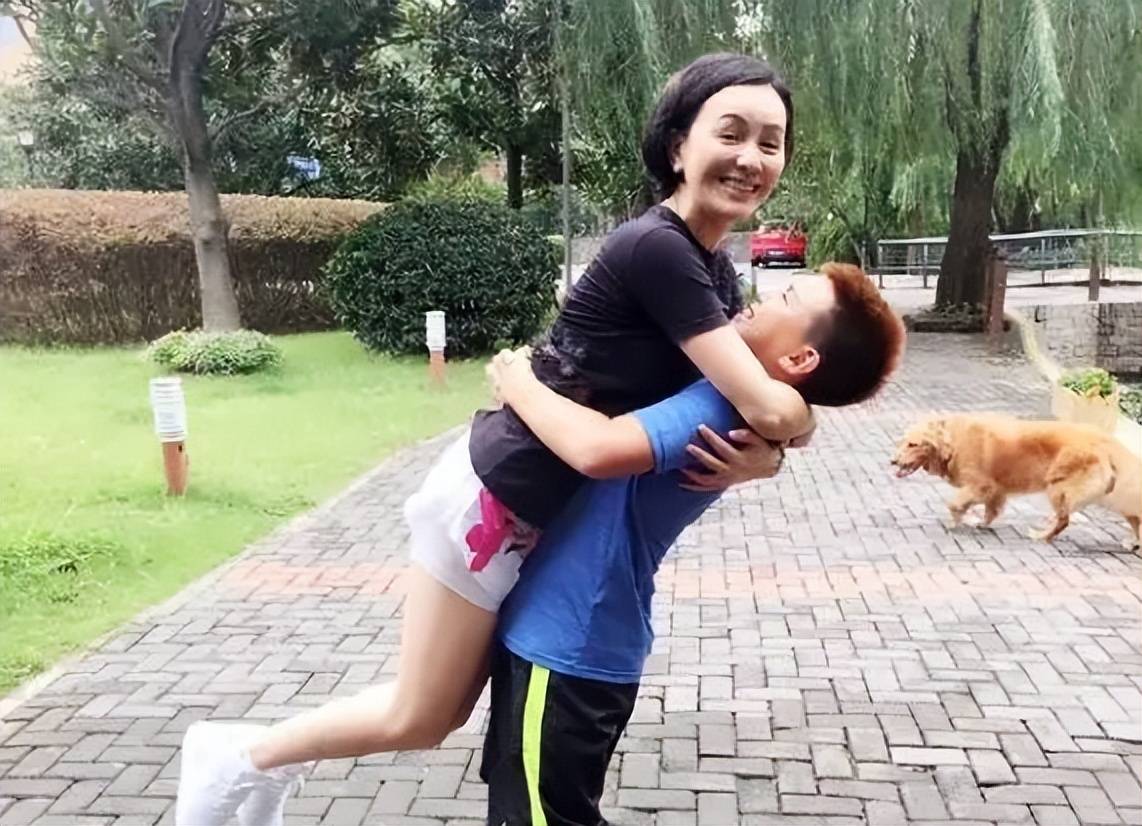 雪姨王琳两段豪门婚姻都有创伤,离婚后独自带娃,52岁仍单身