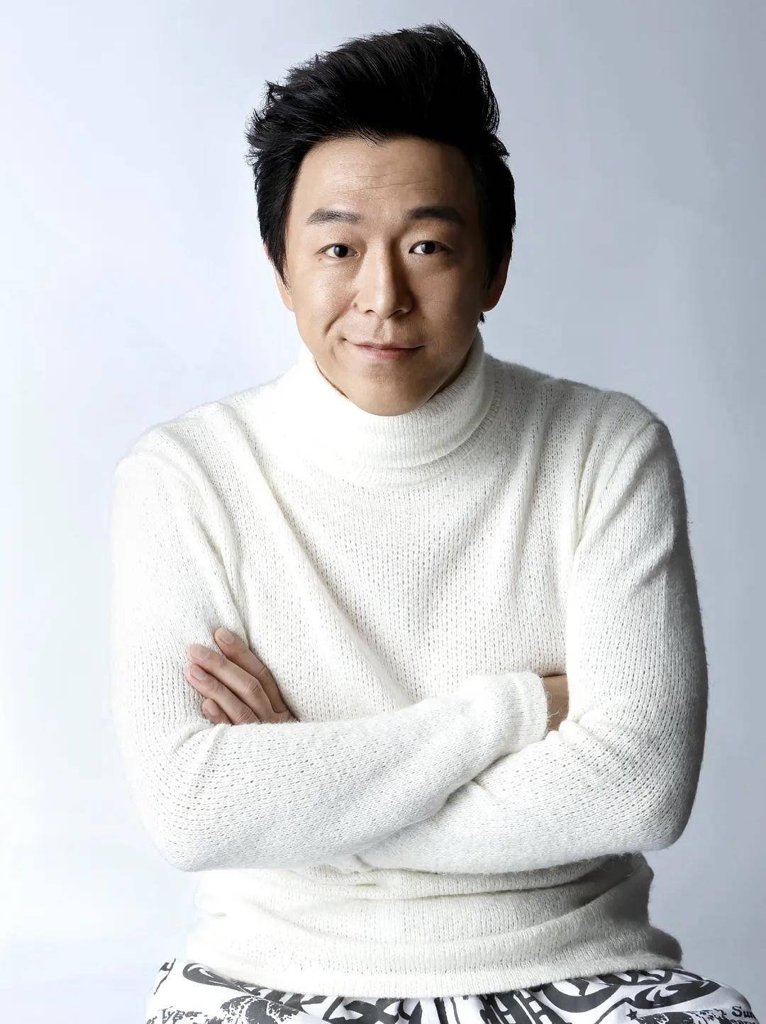 被林志玲公开求爱却在成名后独宠丑妻49岁黄渤活得清醒