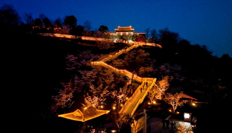 苏超带路!沉浸式打卡燕子矶的璀璨夜色