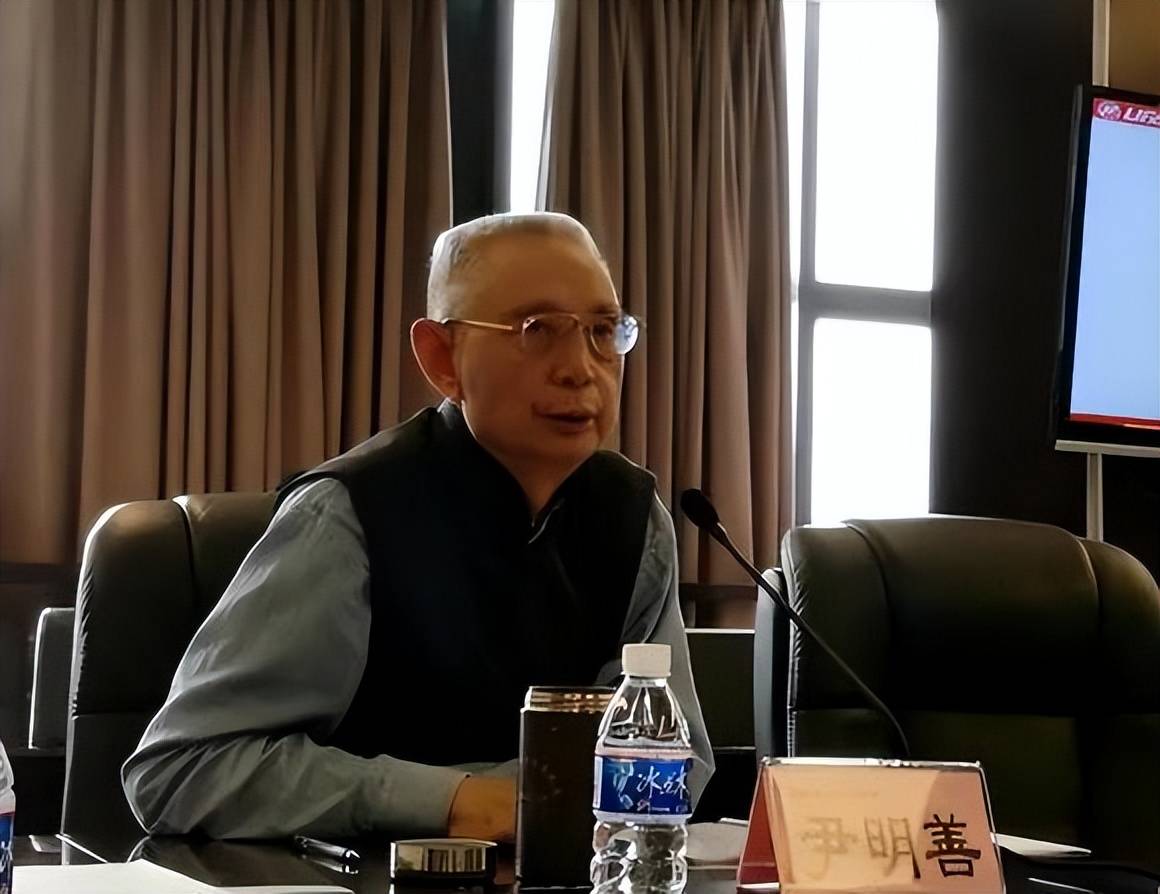 而力帆实业的创始人尹明善原本是一位老师,1985年他下海经商开办了一